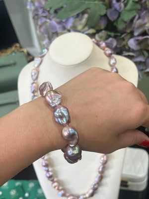 Violet and Champagne Baroque Pearl Bracelet in Yellow Gold