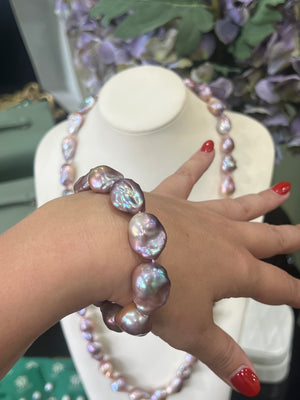 Violet and Champagne Baroque Pearl Bracelet in Yellow Gold